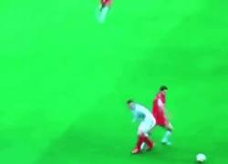 Enlace a GIF: Rooney recibiendo un caño de un jugador de Malta