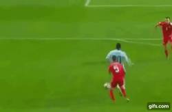 Enlace a GIF: Señoras y señores, Benteke ha marcado el gol más rápido en la historia de Eliminatorias