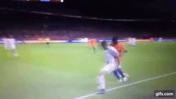 Enlace a GIF: Dimitri Payet se bailó a Quincy Promes en el partido eliminatorio entre Holanda y Francia