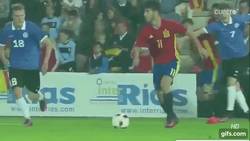 Enlace a GIF: Lo sigue petando hasta con la selección. Así fue su golazo con la España sub21 ante Estonia