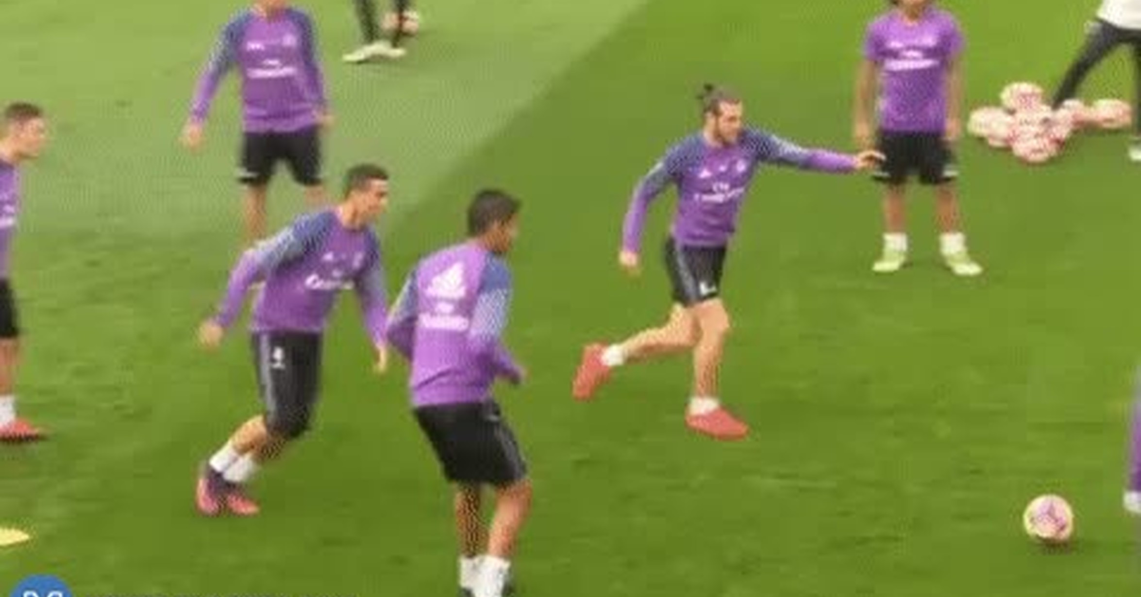 [ MEMEDEPORTES ] GIF: Cristiano se enfada en el rondo tras un caño de ...