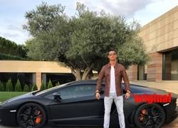 Enlace a Esta foto de Cristiano Ronaldo posando con su coche ha desatado la locura en Internet