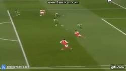 Enlace a GIF: Alexis Sanchez sigue a lo suyo, golazo de vaselina ante el Ludogorets