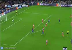Enlace a GIF: Golazo de Messi que pone el segundo frente al City