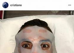 Enlace a Cristiano sube una foto con una máscara y se desata una nueva locura para chopearle