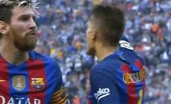 Enlace a GIF: Messi dirigiéndose a la afición del Valencia (se entiende perfecto)