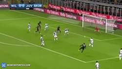 Enlace a GIF: El golazo de Locatelli daba la victoria al Milan frente a la Juventus