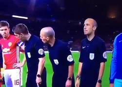Enlace a El árbitro Mike Dean crea el momento más raro de toda la temporada