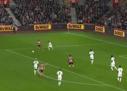 Enlace a GIF: El control y el golazo espectacular de Boufal contra el Sunderland
