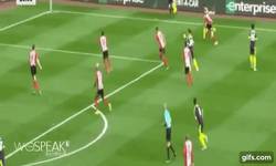 Enlace a GIF: Gran centro de Iwobi que Alexis Sanchez cabecea de manera perfecta para el 0-1