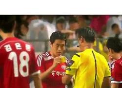 Enlace a WTF: Este árbitro en Japón saca las tarjetas al azar