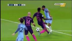 Enlace a GIF: Penalti no señalado al City. Claro pisotón de Umtiti
