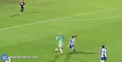 Enlace a GIF: El golazo espectacular de Bárbara Latorre (Barça) contra el Espanyol (su ex-equipo)