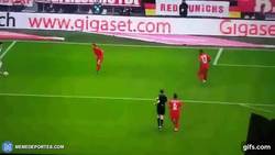Enlace a GIF: Sabes que es un GOLAZAZO cuando dejas parado a Manuel Neuer, grande Demirbay!