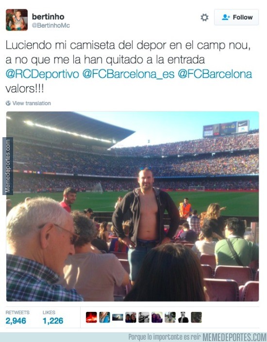 923044 - Le quitan la camiseta del Depor en la entrada del Camp Nou y posa así como protesta