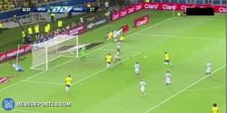 Enlace a GIF: El gol de Paulinho que ponía el tercer gol de Brasil frente a Argentina