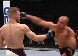 Enlace a GIF: Así es como Conor McGregor hizo historia ante Eddie Álvarez para reinar en la UFC