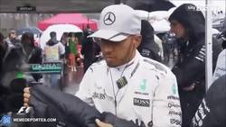 Enlace a GIF: El gran gesto de Hamilton con una azafata de la Fórmula 1