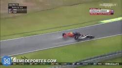 Enlace a GIF: El brutal adelantamiento de Max Verstappen a Sergio Pérez