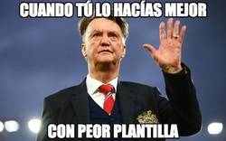 Enlace a Van Gaal mirando su ex-equipo