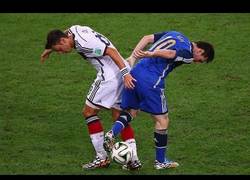 Enlace a No te pierdas el épico montaje de Mesut Özil humillando a grandes jugadores