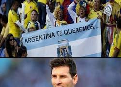 Enlace a Así están los aficionados de Colombia apoyando a Argentina con su cartel troll