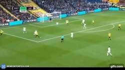 Enlace a GIF: Atentos al golazo de Pereyra ante el Leicester