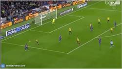 Enlace a GIF: La obra de arte de Neymar frente al Málaga dejando por los suelos al rival