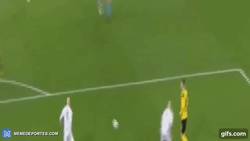 Enlace a GIF: El gran gol de Dembele frente al Legia