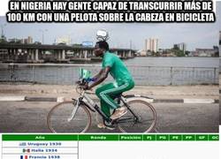 Enlace a En Nigeria hay gente capaz de transcurrir más de 100 KM con una pelota sobre la cabeza en bicicleta
