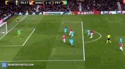 Enlace a GIF: Gol de Rooney que adelanta al United en fuera de juego