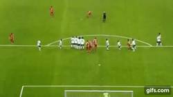 Enlace a GIF: El golazo con efecto de 'videojuego' de Sneijder con el Galatasaray. ¡No pierde el toque!