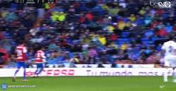 Enlace a GIF: Cristiano marca el segundo de cabeza tras un enorme centro de Nacho