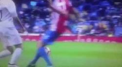 Enlace a GIF: ¿Ha hecho teatro Lucas Vázquez en el penalti que le han pitado al Real Madrid?