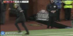 Enlace a GIF: Mourinho la lía en el partido del United y se va expulsado por esto