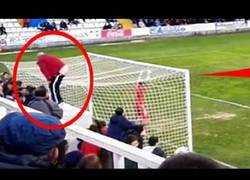 Enlace a VÍDEO: Un aficionado del Alcoyano le hace un calvo a un jugador del Hércules antes de un penalti
