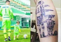 Enlace a Un aficionado del Chapecoense se tatuó la foto de su ídolo con su hijo #Respect