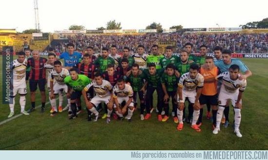 929932 - San Lorenzo homenajeó a Chapecoense, utilizando las camisetas que intercambiaron en la semifinal