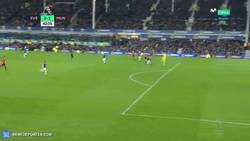 Enlace a GIF: El Gol de Ibrahimovic para adelantar al Man. Utd en el Goodison Park