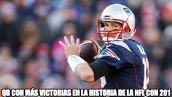 Enlace a Tom Brady rompe récord de más victorias en la NFL