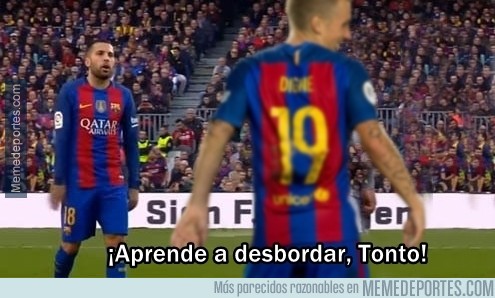 930511 - Jordi Alba viendo el partido de Digne