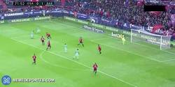 Enlace a GIF: Gol de Messi a Osasuna con un sutil toque