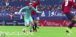 Enlace a GIF: ¡Bravo por Messi! Cae al suelo y le dice al árbitro que no es falta