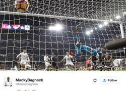 Enlace a Un ex del Barça celebra el gol de Ramos y la lía en Twitter