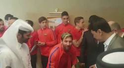 Enlace a Emotivo encuentro entre Messi y Murtaza, el niño afgano que llevaba su camiseta de plástico