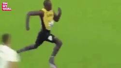 Enlace a GIF: Ésta sería la jugada típica de Usain Bolt si jugara al fútbol