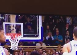 Enlace a WTF Mujer aplaude jugada de baloncesto dándole de hostias a su bebé