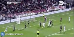 Enlace a GIF: Chiellini adelanta a la Juventus frente al Milan en la Supercopa Italia