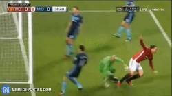 Enlace a GIF: Así fue el golazo mal anulado a Ibrahimovic por juego peligroso (?)