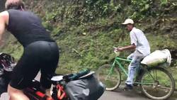 Enlace a El campesino antioqueño que, a bordo de su bicicleta, venció a dos triatletas europeos